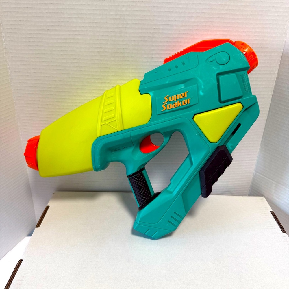 2006 Super Soaker Aquashock Secret Strike Larami Squirt Water Gun Blaster 35 ft.